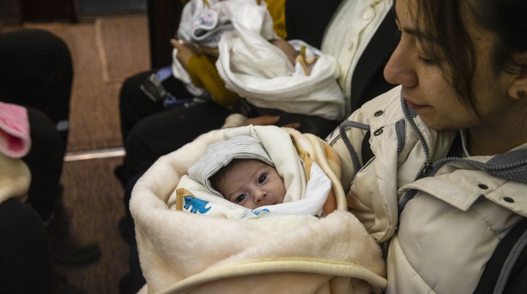 Μωρά απομακρύνονται από τις πληγείσες περιοχές της Τουρκίας με το προεδρικό αεροσκάφος