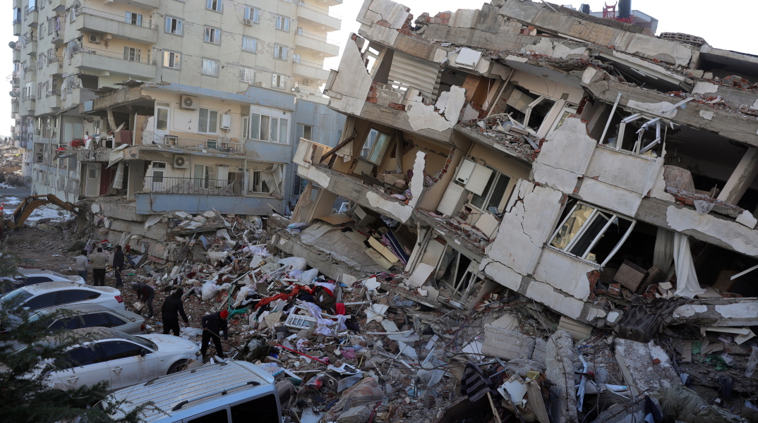 Ερείπια πολυκατοικίας και διασώστες στην Τουρκία