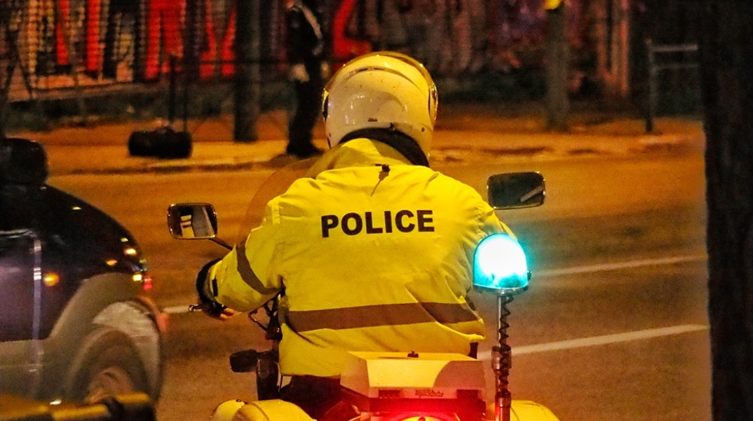 Αστυνομικός με μηχανή σε βραδινή περιπολία