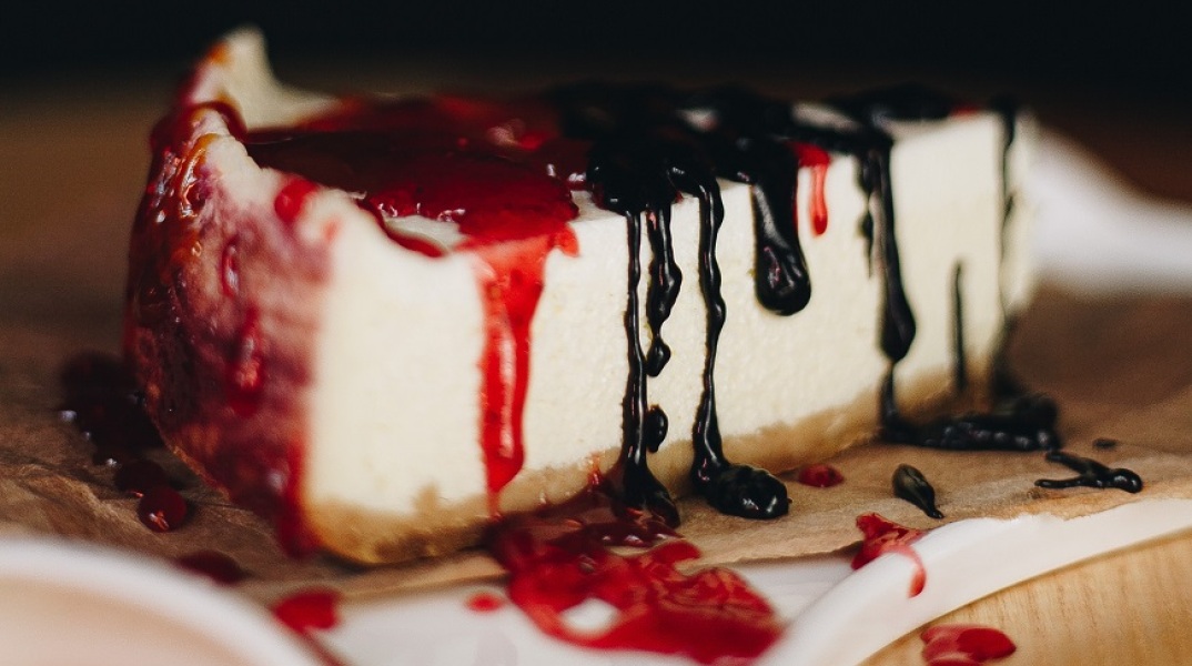 Νέα Υόρκη: Γυναίκα κρίθηκε ένοχη για απόπειρα δολοφονίας 35χρονης με τσιζκέικ ποτισμένο με ισχυρό ηρεμιστικό, ώστε να κλέψει το διαβατήριό της.