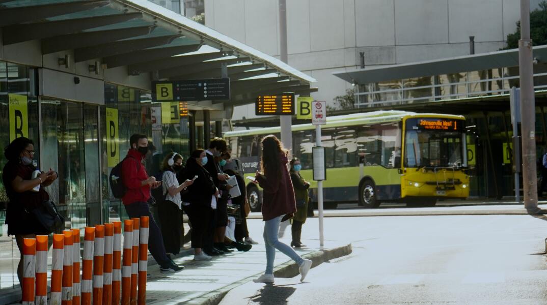 «Κοιτάξτε ψηλά»: Τουλάχιστον 1000 λάμπες κινδυνεύουν να πέσουν από φανοστάτες στο Ουέλινγκτον