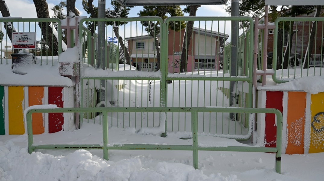 Χιόνια στην είσοδο και το προαύλειο σχολείου στον Διόνυσο