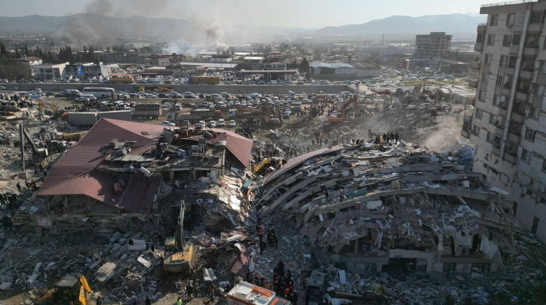 Συντρίμμια πολυκατοικιών από ψηλά - Εικόνα που αποδίδει το μέγεθος της καταστροφής