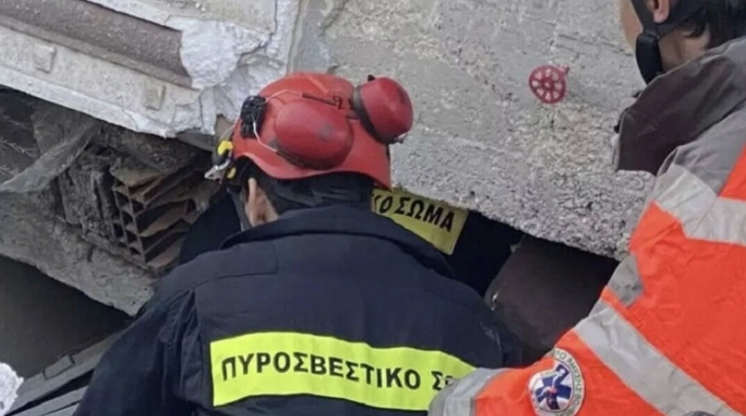 Στελέχη της ΕΜΑΚ στα ερείπια κτιρίων στην Τουρκία μετά τον σεισμό