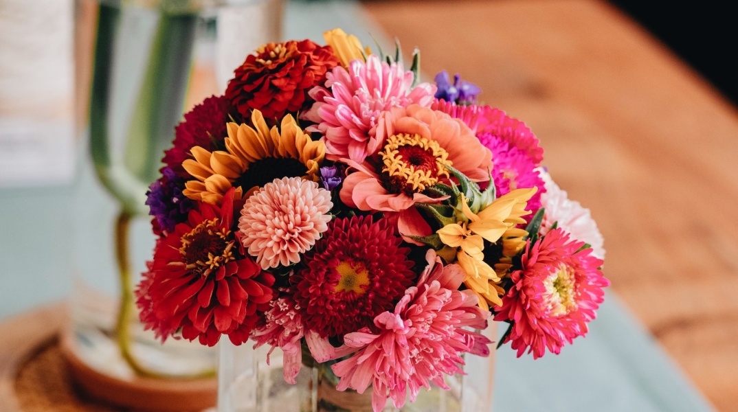 Μπουκέτο με λουλούδια για όσους γιορτάζουν σήμερα