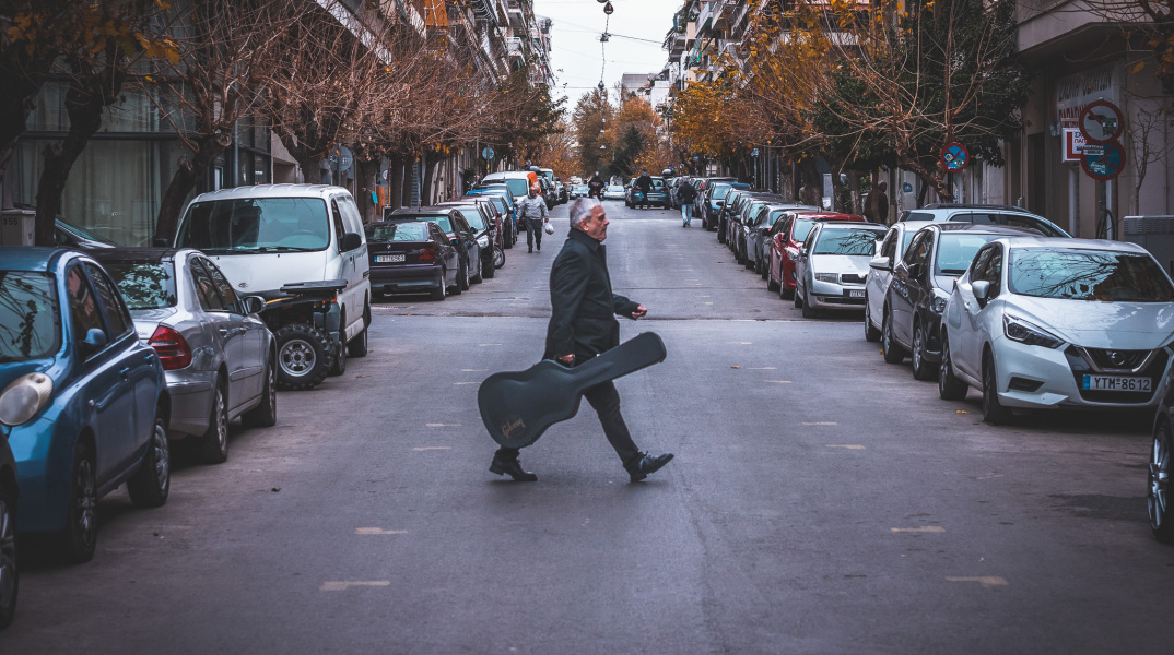 Ο τραγουδοποιός Γιώργος Δημητριάδης απαντά σε 33 ερωτήσεις για την Αθήνα - Το νέο του άλμπουμ «Οδός Ριανκούρ» και το καινούργιο τραγούδι «Μία Ανάσα»