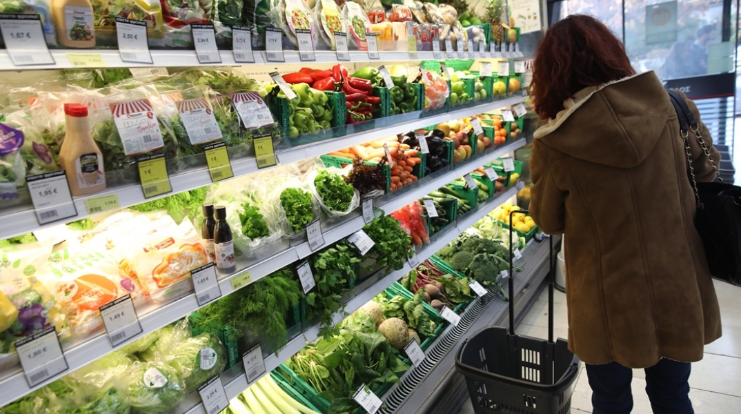 Γυναίκα ψωνίζει φρούτα και λαχανικά σε σούπερ μάρκετ