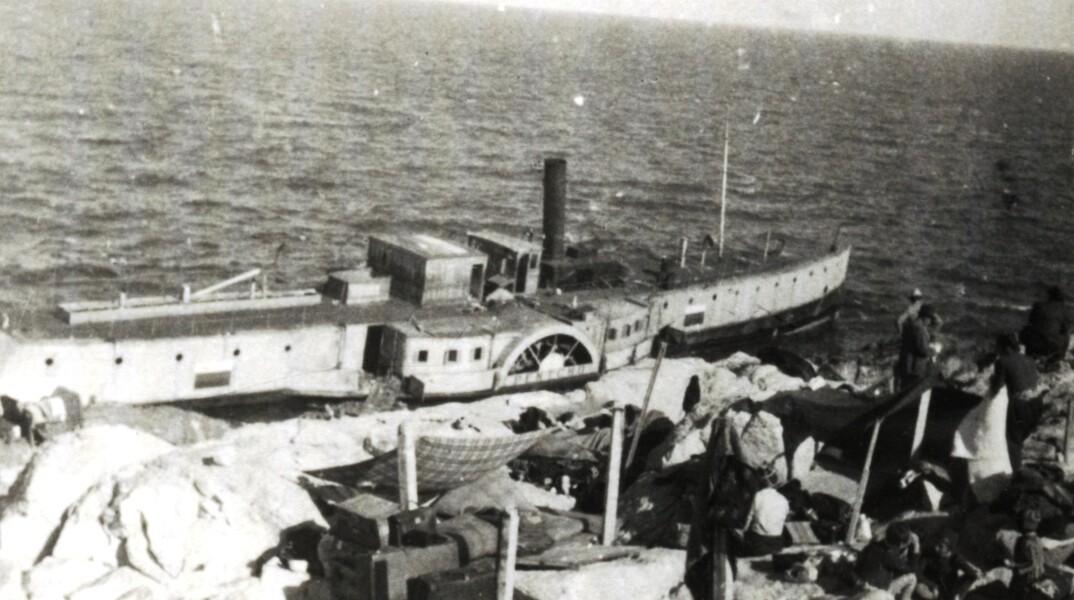 Το πλοίο Pentcho προσαραγμένο το 1940 στη νησίδα Χαμηλή στο Αιγαίο