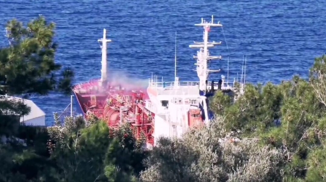 Πυρκαγιά στην πλώρη δεξαμενόπλοιου στη Σάμο