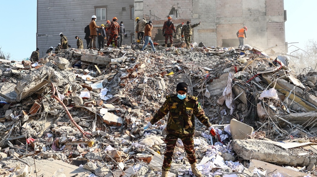 Σεισμός στην Τουρκία: Διασώστες και πολίτες πάνω από τα συντρίμμια