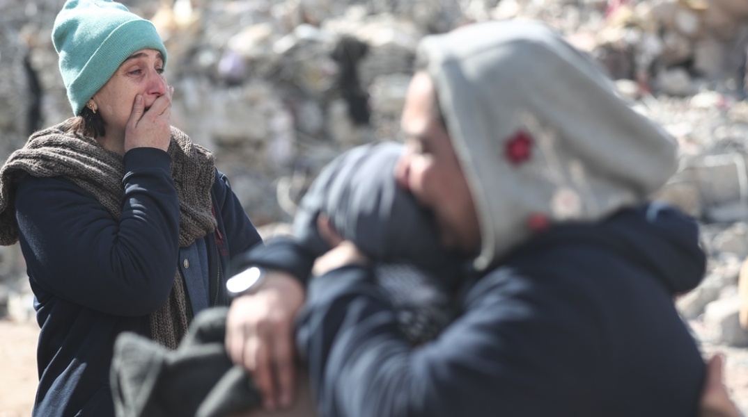 Σεισμός στην Τουρκία: Πολίτες θρηνούν πάνω από τα συντρίμμια