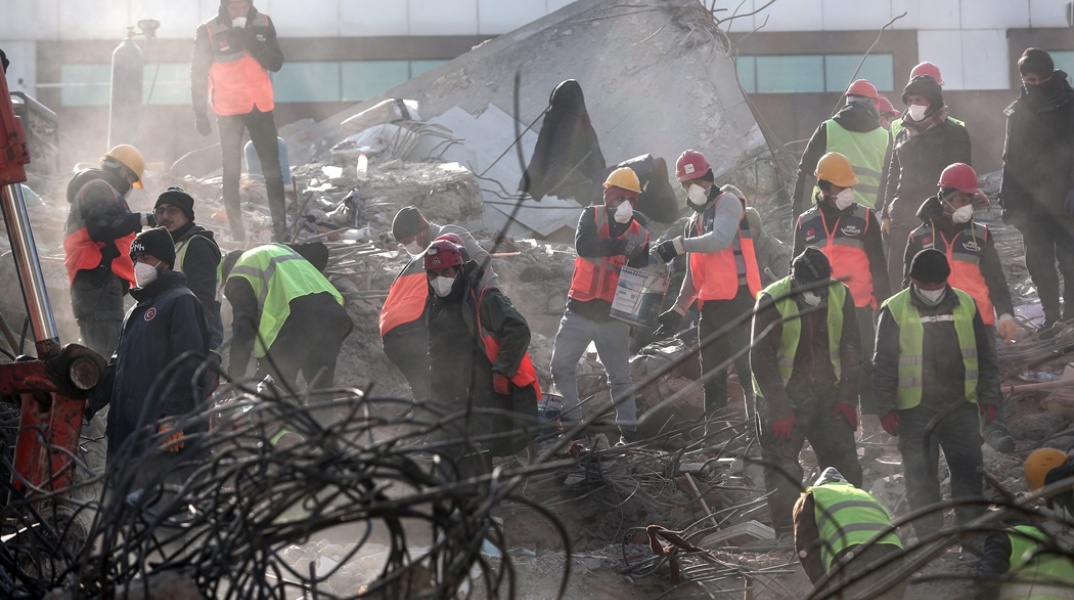 Διασώστες στα χαλάσματα αναζητούν επιζώντες μετά τους φονικούς σεισμούς στην Τουρκία και τη Συρία