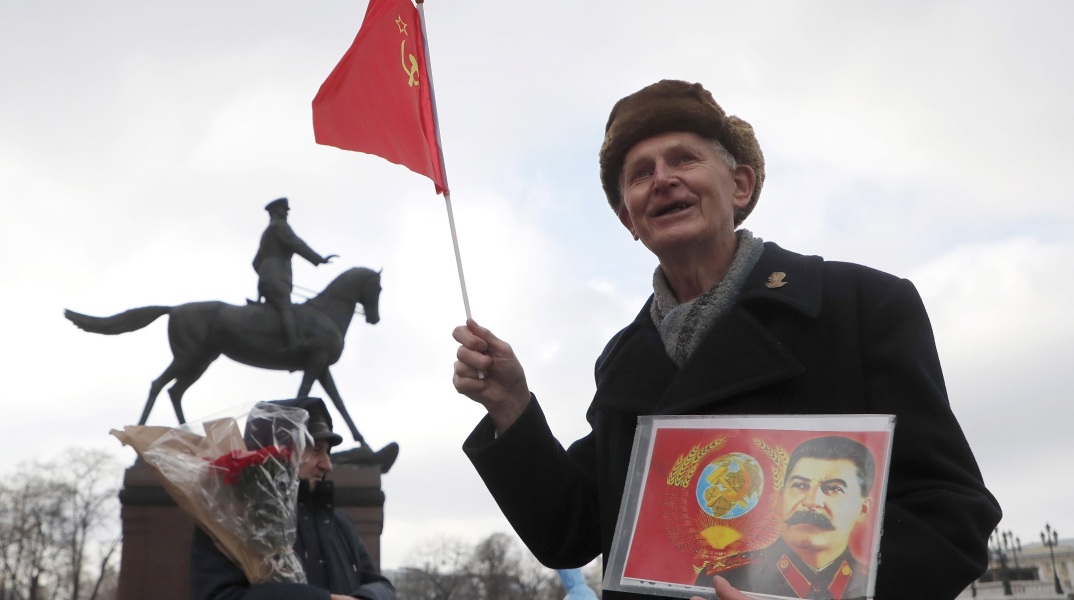 Ο Μάνος Βουλαρίνος σχολιάζει τη συζήτηση για τη «σταλινική» αριστερά και την παρουσίασή της ως εξαίρεση από την κομμουνιστική αριστερά.