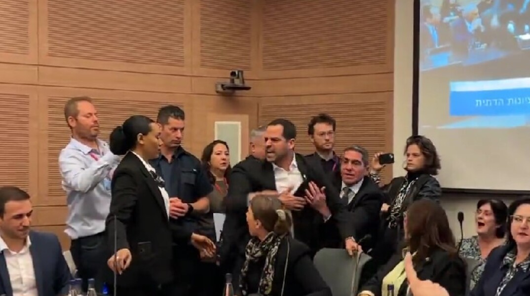 Στιγμιότυπο από την ένταση στη Βουλή του Ισραήλ