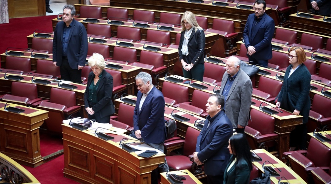 Όρθιοι βουλευτές στα έδρανα για την τήρηση ενός λεπτού σιγής για τον θάνατο του Νεκτάριου Σαντορινιού