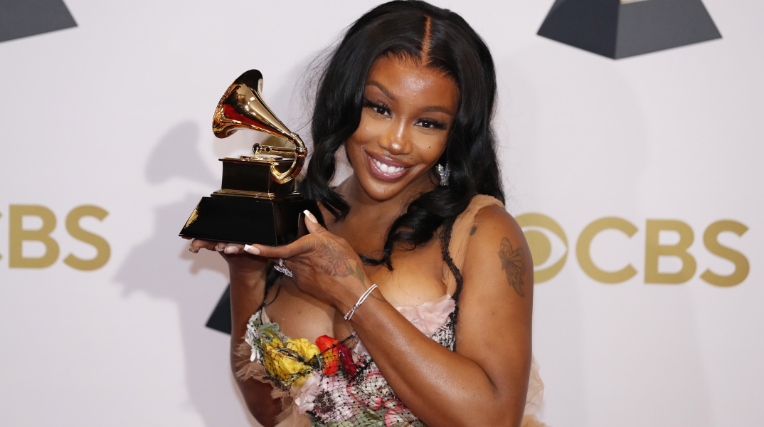 H SZA ποζάρει με το βραβείο Grammy που κέρδισε