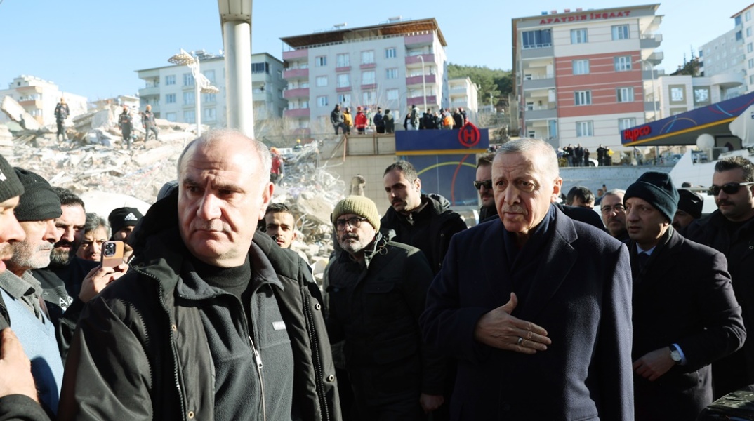 Ο Τούρκος πρόεδρος, Ρετζέπ Ταγίπ Ερντογάν, σε επίσκεψή του στις πληγείσες περιοχές