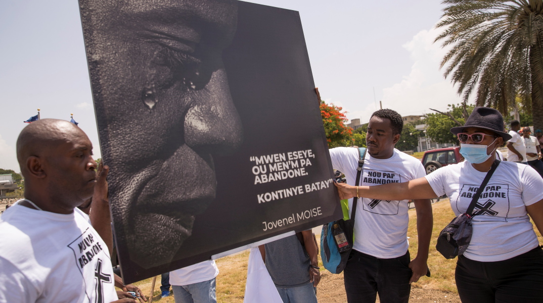 Πορτρέτο του δολοφονημένου προέδρου της Αϊτής, Jovenel Moïse, στα χέρια πολιτών 
