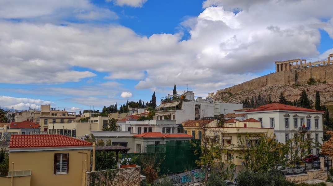 Σύννεφα στον ουρανό της Αθήνας - Στα δεξιά η Ακρόπολη