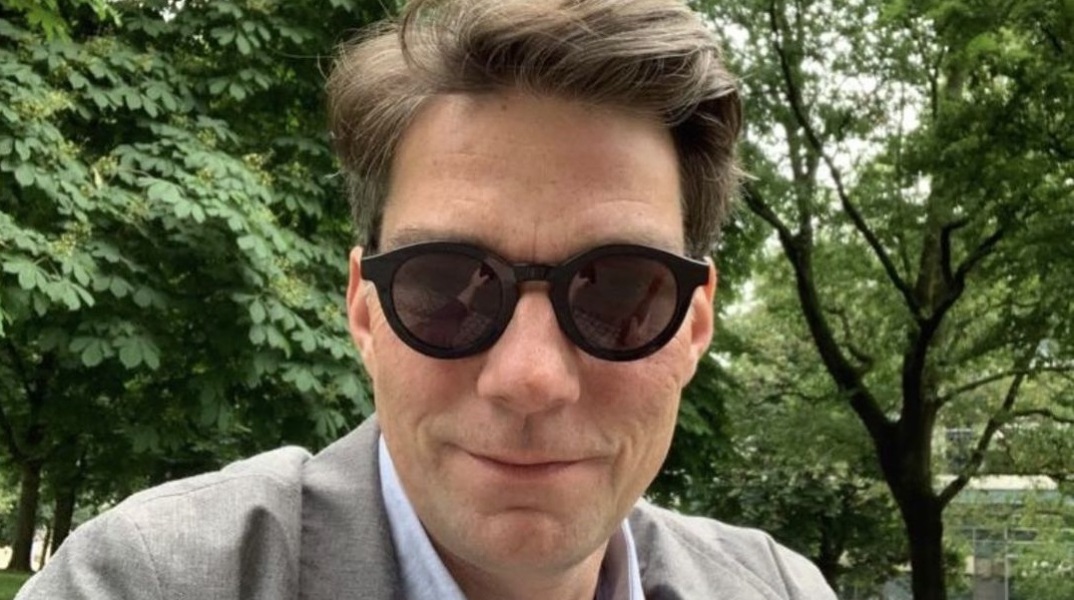 Γερμανική όπερα έθεσε σε διαθεσιμότητα τον διευθυντή μπαλέτου της επειδή λέρωσε το πρόσωπο δημοσιογράφου με περιττώματα σκύλου, μετά από αρνητική κριτική.