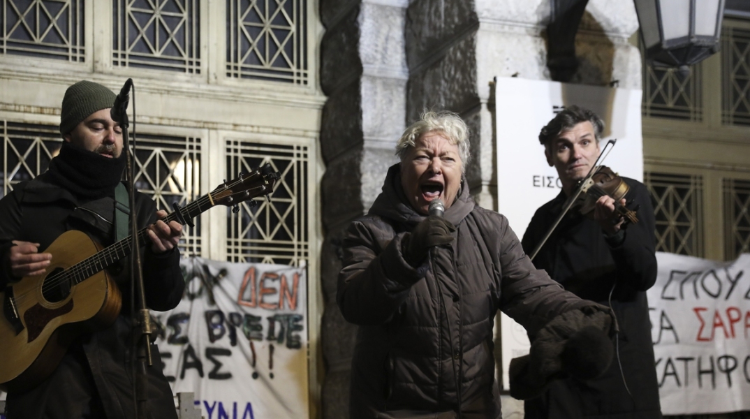 Ο Μάνος Βουλαρίνος σχολιάζει τη στάση καλλιτεχνών σε συναυλίες «διαμαρτυρίας» και «αλληλεγγύης», και την αντίληψη περί προοδευτικότητας στην Ελλάδα.