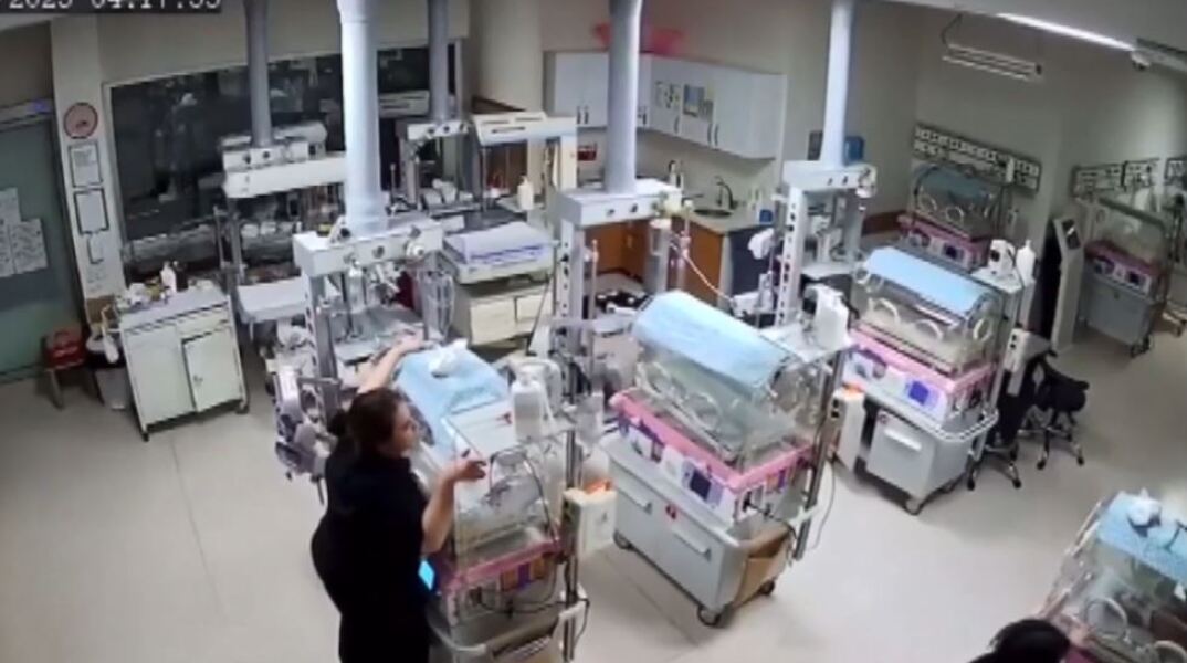 Νοσοκόμες προσπαθούν να κρατήσουν σταθερές θερμοκοιτίδες την ώρα του σεισμού