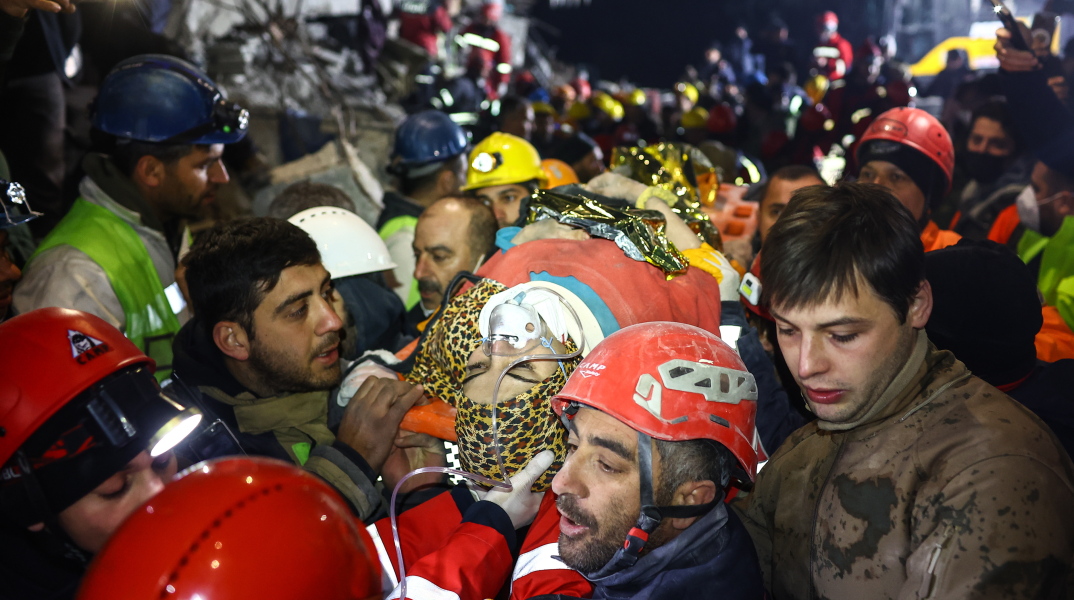 Διασώστες βγάζουν από τα χαλάσματα ακόμα μία γυναίκα