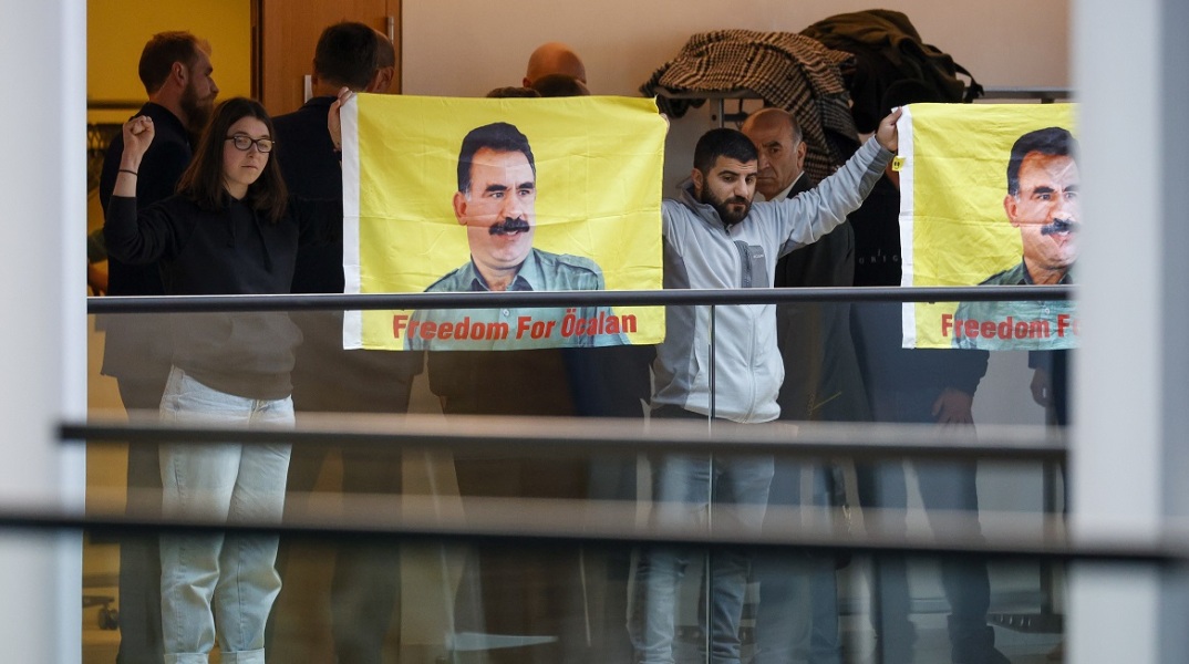 Ευρωπαϊκό Κοινοβούλιο: Κούρδοι διαδηλωτές μπήκαν στην αίθουσα της Ολομέλειας και φώναξαν συνθήματα υπέρ του Οτσαλάν - Φυγαδεύτηκε η Ρομπέρτα Μετσόλα.