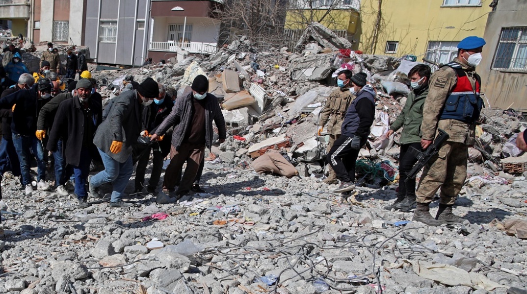 Σεισμός στην Τουρκία - Μεταφορά ατόμου από τα χαλάσματα