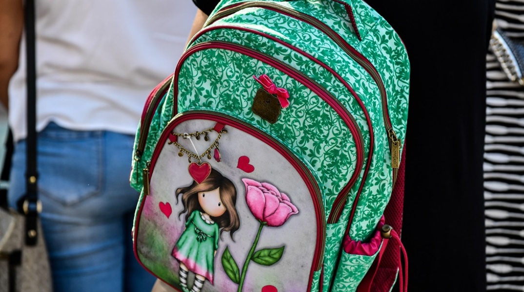 Μαθήτρια - Σχολική τσάντα