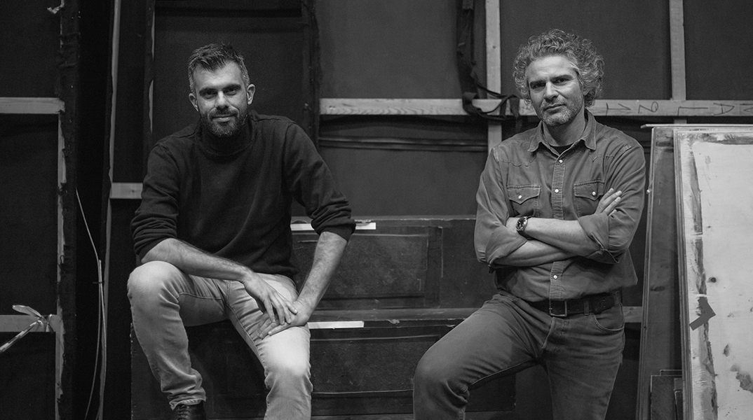 Όχι Εγώ: Ο Σάββας Στρούμπος και ο Ζήσης Σέγκλιας γράφουν για το έργου του Μπέκετ στην Εναλλακτική Σκηνή της ΕΛΣ