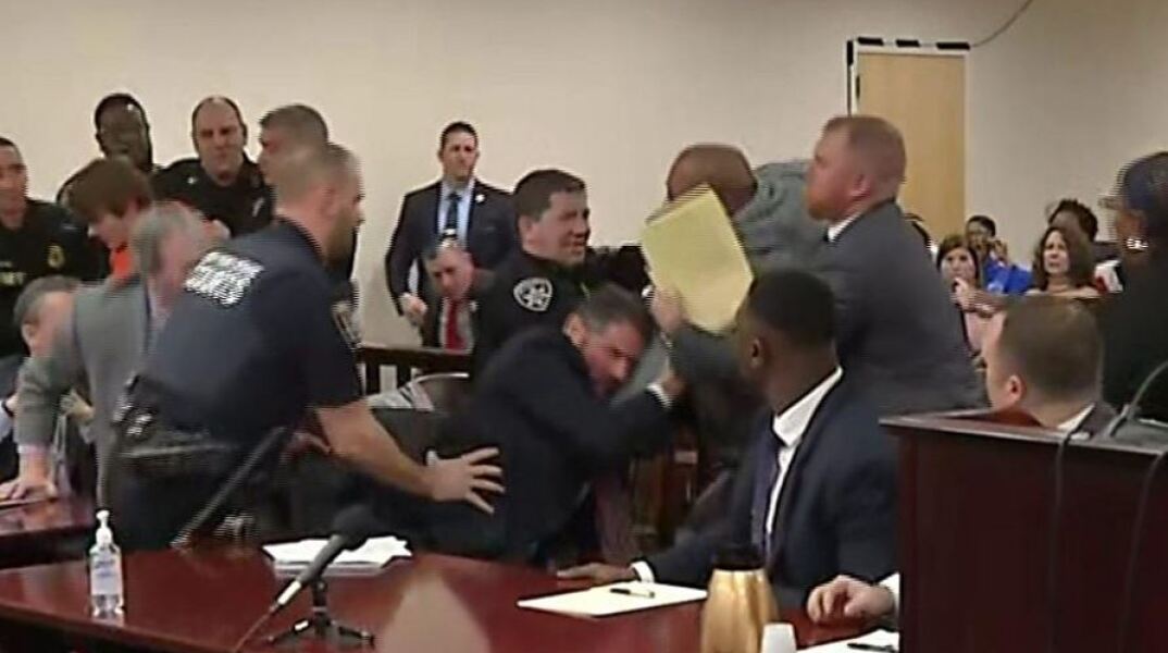 Συγγενής θύματος του mass shooting στο Μπάφαλο επιτέθηκε στον δράστη μέσα στο δικαστήριο