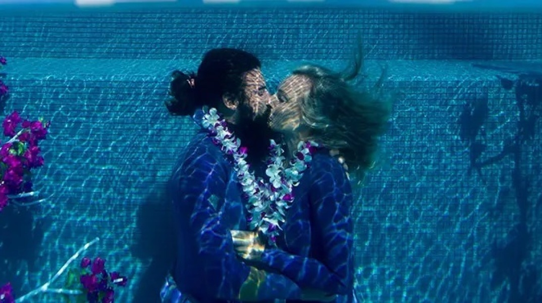 Ρεκόρ Γκίνες για το πιο παρατεταμένο υποβρύχιο φιλί κατέρριψαν δύο ερωτευμένοι ανήμερα του Αγίου Βαλεντίνου - Η ιστορία του ρομαντικού εγχειρήματος.