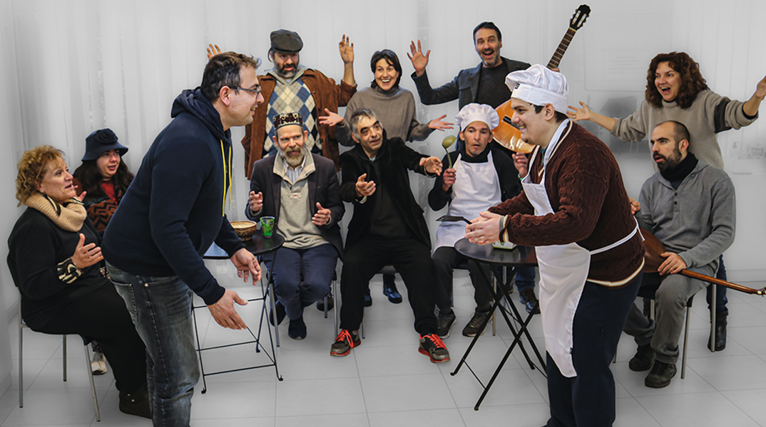 Η θεατρική ομάδα του Προγράμματος Erasmus+ Stage of Mind, η Εταιρία Κοινωνικής Ψυχιατρικής Π. Σακελλαρόπουλος και οι «Άγγελοι της Χαράς», παρουσιάζουν το έργο «Το Καφενείο των Ντροπαλών» στο θέατρο του «Κέντρου Κοινωνικού Διαλόγου της Π.Ε.Ψ.Α.Ε.Ε.»