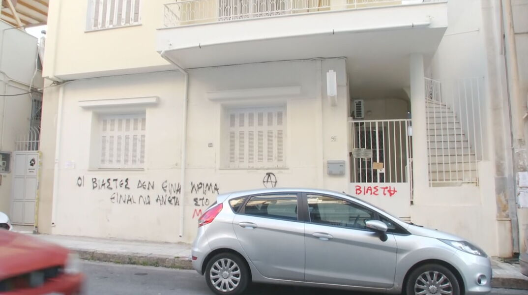 Βιασμός 12χρονης στον Κολωνό: Συνθήματα έξω από ιατρείο του 65χρονου συλληφθέντα