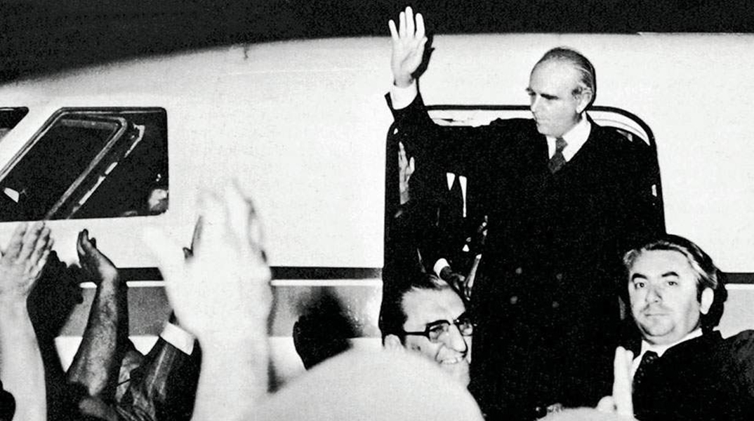 Ο Κ. Καραμανλής επιστρέφει στην Ελλάδα τον Ιούλιο του 1974