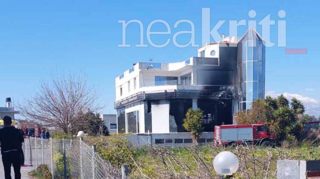 Το κτίριο της αντιπροσωπείας αυτοκινήτων όπου ξέσπασε φωτιά στο Τυμπάκι της Κρήτης