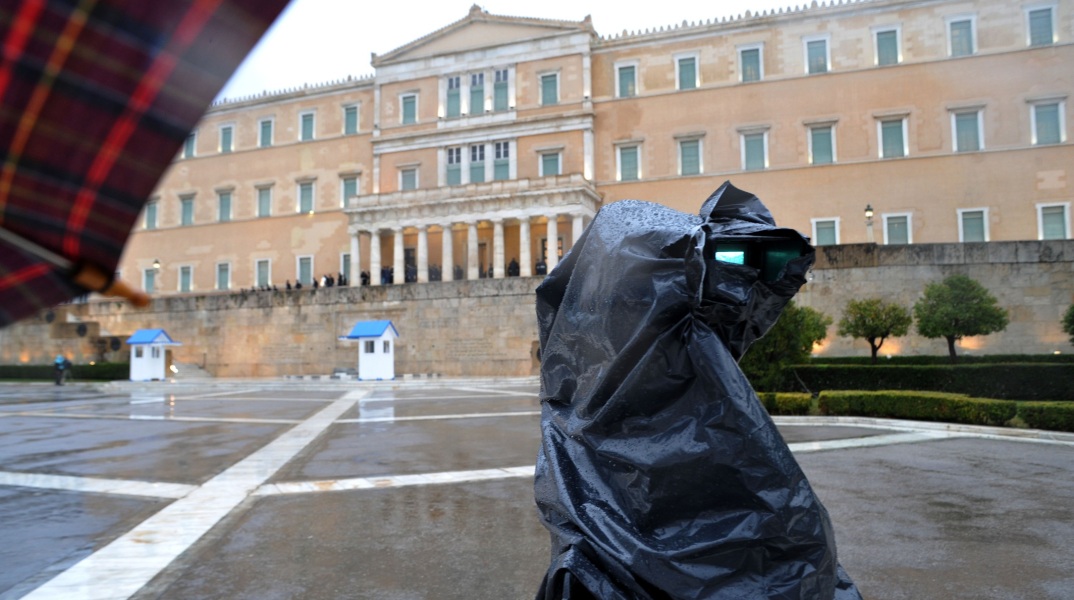 Ο Παντελής Καψής σχολιάζει τη λειτουργία των ΜΜΕ στην Ελλάδα και τα δύο αφηγήματα για την ενημέρωση.