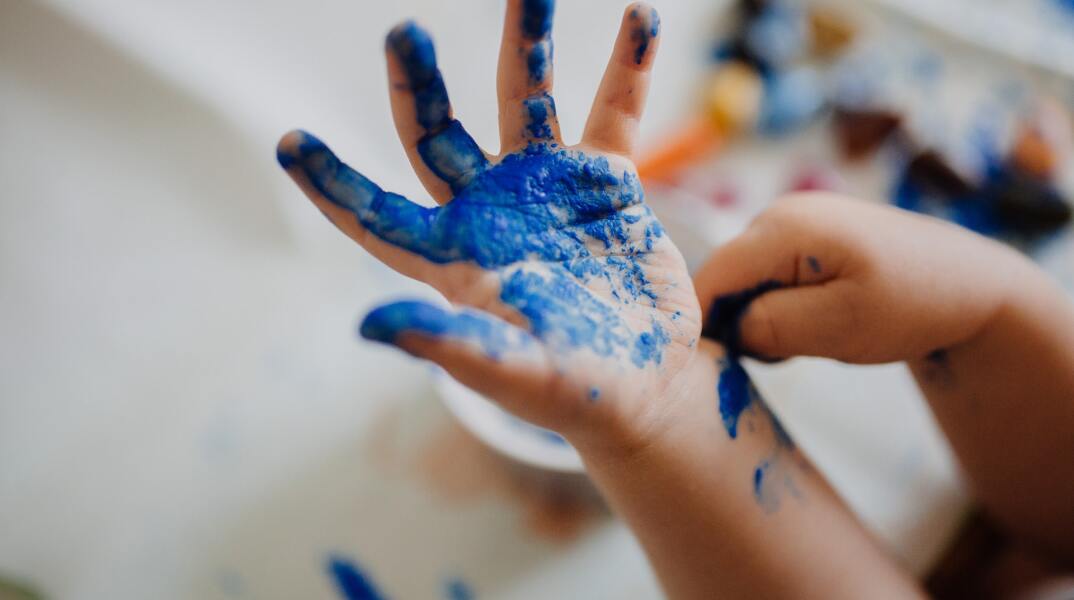 Χεράκια παιδιού χρωματισμένα με μπλε μπογιά