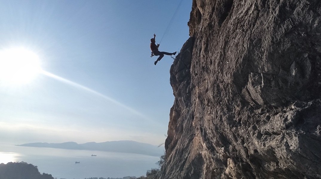 Νικόλαος Μαγγίτσης: Ο μοναδικός Έλληνας αναρριχητής που πάτησε στην υψηλότερη κορυφή κάθε ηπείρου, μιλάει για τα περιπετειώδη ταξίδια του.
