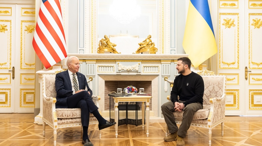 Ο πρόεδρος των ΗΠΑ, Τζο Μπάιντεν, με τον πρόεδρο της Ουκρανίας, Βολοντίμιρ Ζελένσκι
