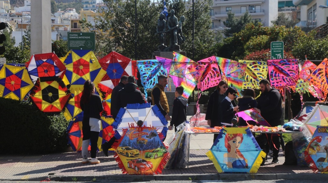 Χαρταετοί παραταγμένοι από πλανόδιο πωλητή για το έθιμο της Καθαράς Δευτέρας