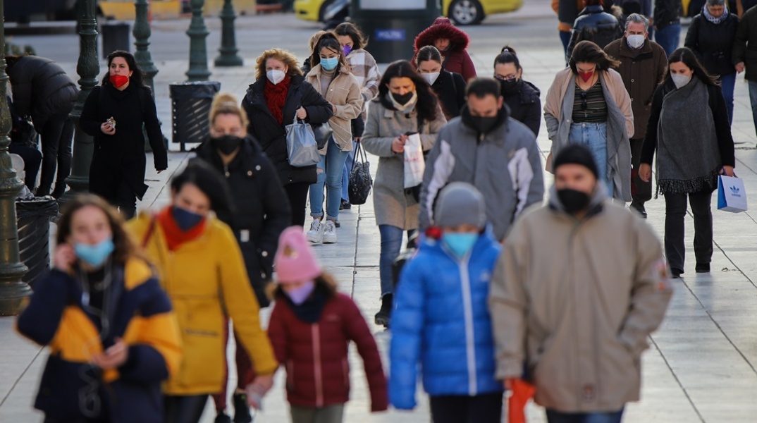 Πολίτες με μάσκες προστασίας από τον κορωνοϊό στο κέντρο της Αθήνας