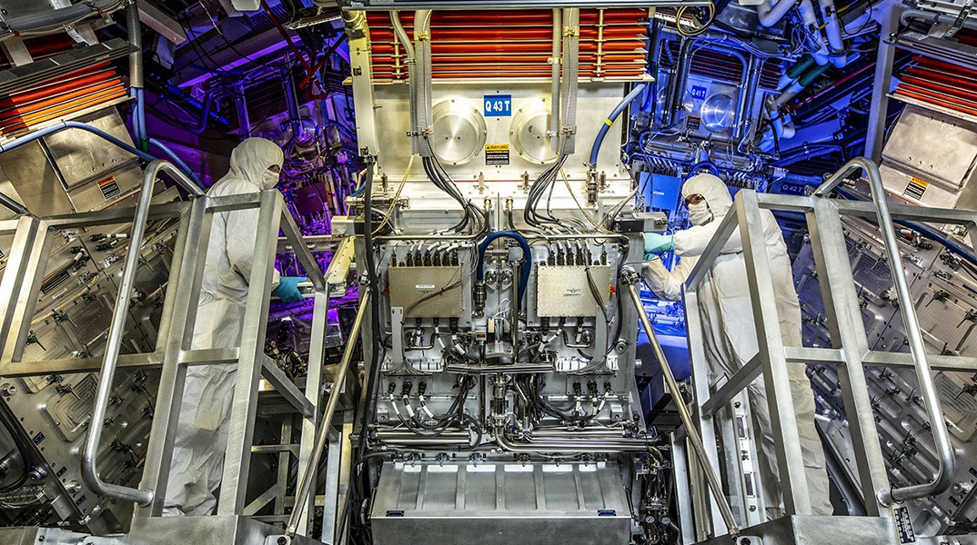 Οι επιστήμονες του Εθνικού Εργαστηρίου Lawrence Livermore, χρησιμοποιώντας λέιζερ υψηλής ισχύος κατόρθωσαν να μεταστοιχειώσουν υδρογόνο (σε κατάλληλη μορφή) σε ήλιο, μέσω πυρηνικής σύντηξης