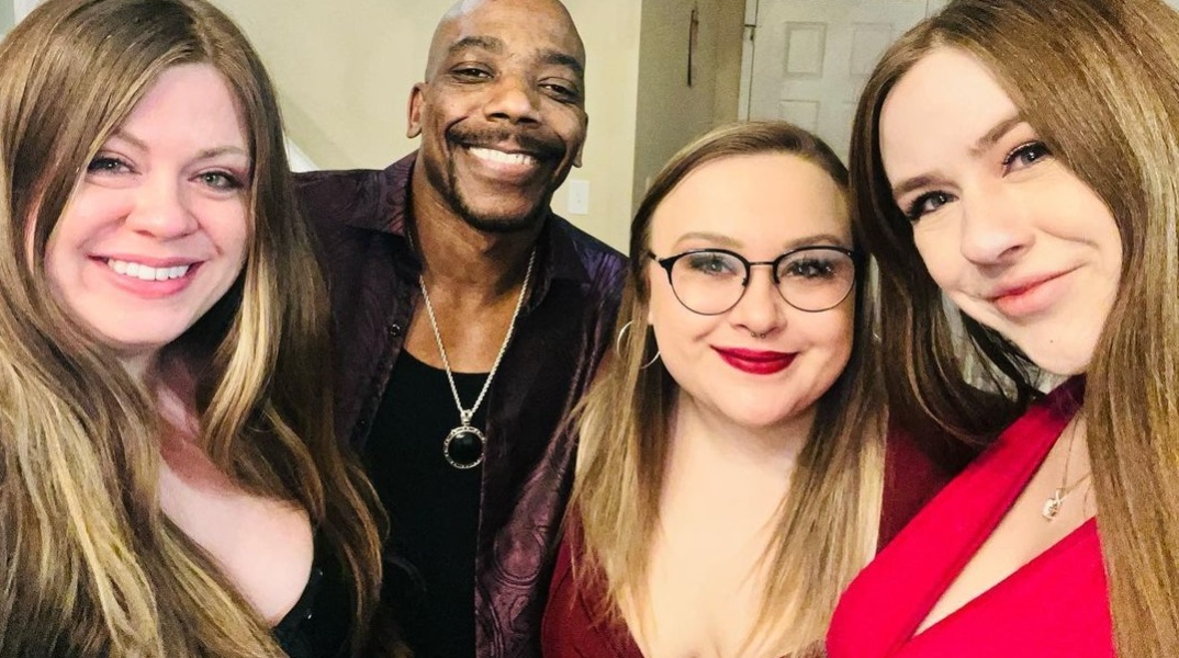 Η οικογένεια Ντέιβις από τις ΗΠΑ έγινε viral - Ο σύζυγος μένει στο σπίτι ενώ οι τρεις σύντροφοί του έχουν επαγγέλματα πλήρους απασχόλησης.