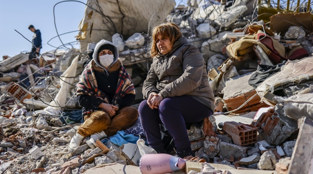 Πληγέντες πάνω από τα χαλάσματα του φονικότατου σεισμού που έπληξε πριν από δύο εβδομάδες την Τουρκία