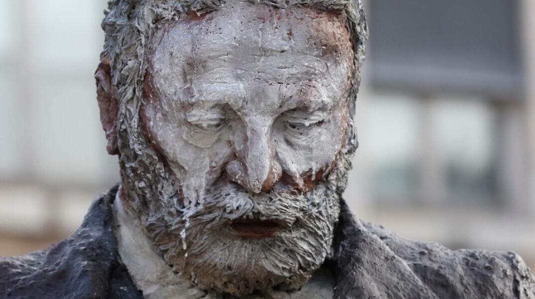 Ακροδεξιοί φοιτητές έβαψαν άσπρο άγαλμα του Ουγκώ επειδή το έβρισκαν σκούρο