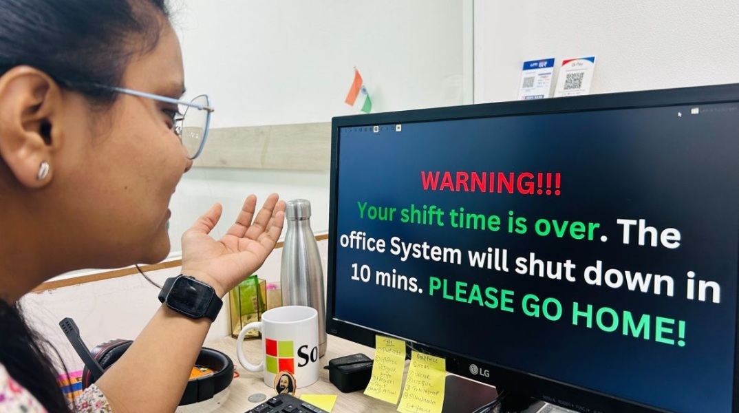 Ινδική εταιρεία τεχνολογίας αναγκάζει το προσωπικό της να πάει σπίτι εγκαίρως - Το καθημερινό πολύχρωμο μήνυμα στους υπολογιστές των εργαζόμενων.