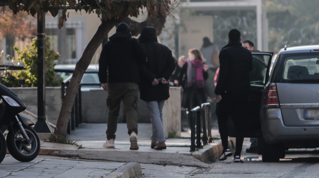 Βιασμός 12χρονης στον Κολωνό: Δύο ακόμη κατηγορούμενοι οδηγούνται στη φυλακή