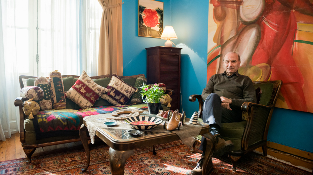 Ο Θεόδωρος Τερζόπουλος στο γραφείο του στο θέατρο Άττις